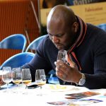 homme dégustation calvados